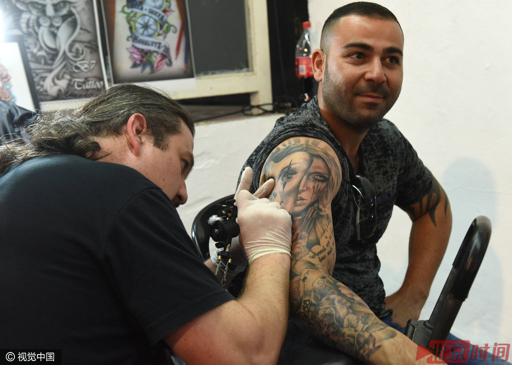 文身俗称刺青，古文言文中叫涅，是在人单调的皮肤上刻画出理想中的画面，成为人生的永恒，留住记忆作为人生中最美的图画。