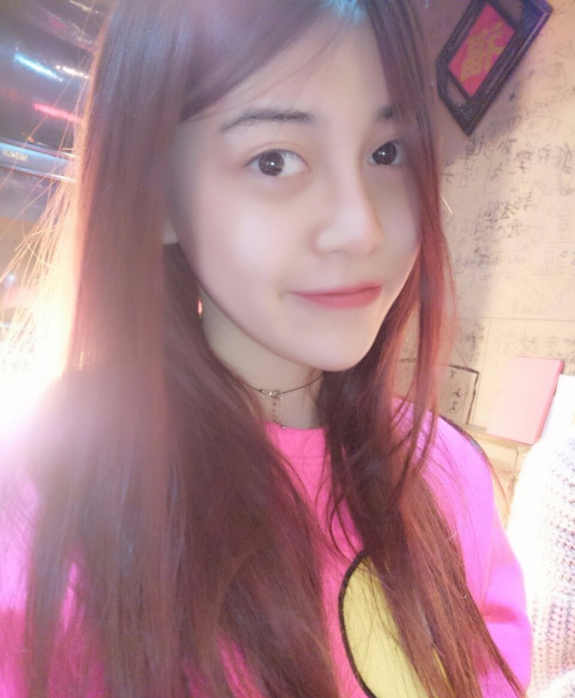 白山女子冰壶队三垒李博雅在冬运会期间因逆天颜值走红。近日，冰壶女神李博雅在微博上发出最新美照。