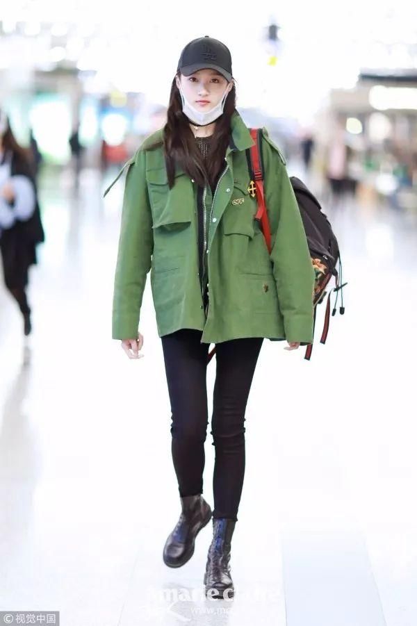 刘雯穿马丁靴配牛仔裤很酷,宋茜也是