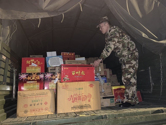 明知故犯偷运33箱烟花爆竹 宝山一女子被抓获