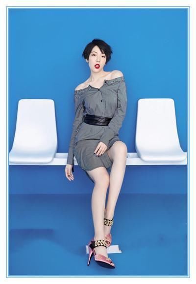 吴莫愁也忒大胆了!穿件"肚兜"就上台,网友:脸咋又变了?