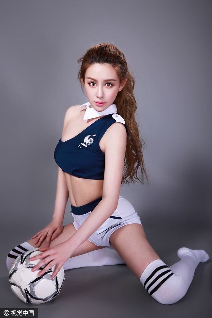 组图-校花化身法国足球宝贝 前凸后翘尽显身材