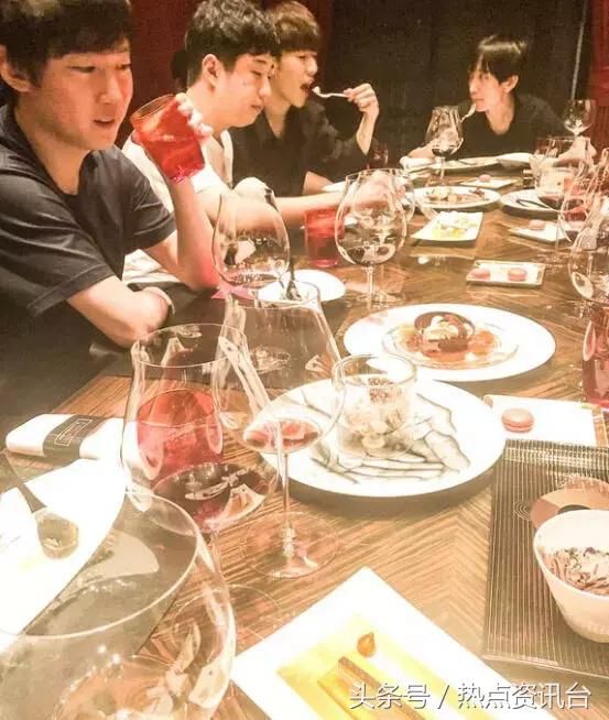 王思聪带着IG队员吃大餐,网友:这一顿饭抵我半