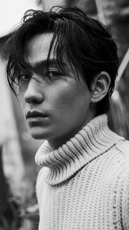 朱一龙《时尚先生》9月刊内页大片公开:黑白质