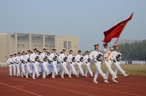 如果有能力机会还是报考士官学校吧,这样含金