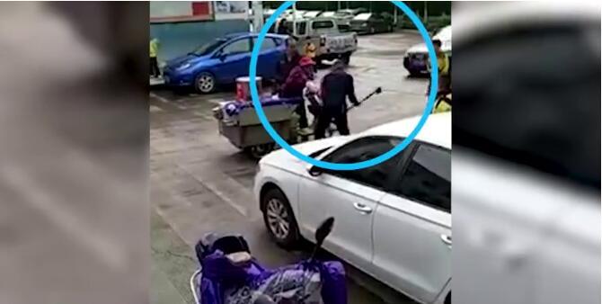 昆明城管持斧砍占道妇女 3名协管已被停职 昆明城管持斧砍占道妇女 3名协管已被停职