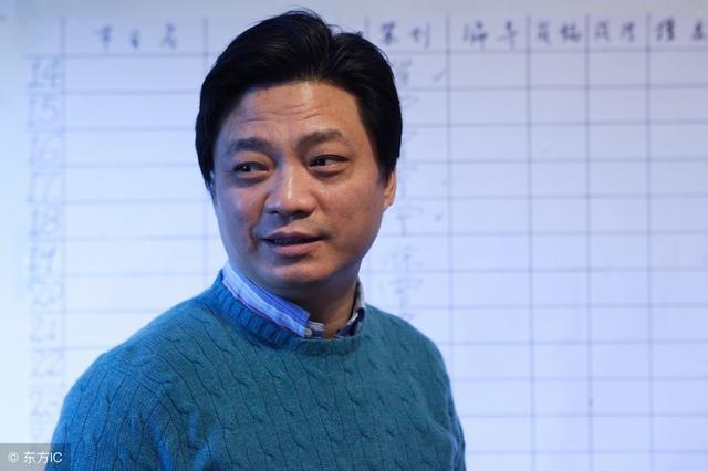 崔永元又喷华谊,晒出冯小刚跟王中磊的各种丑