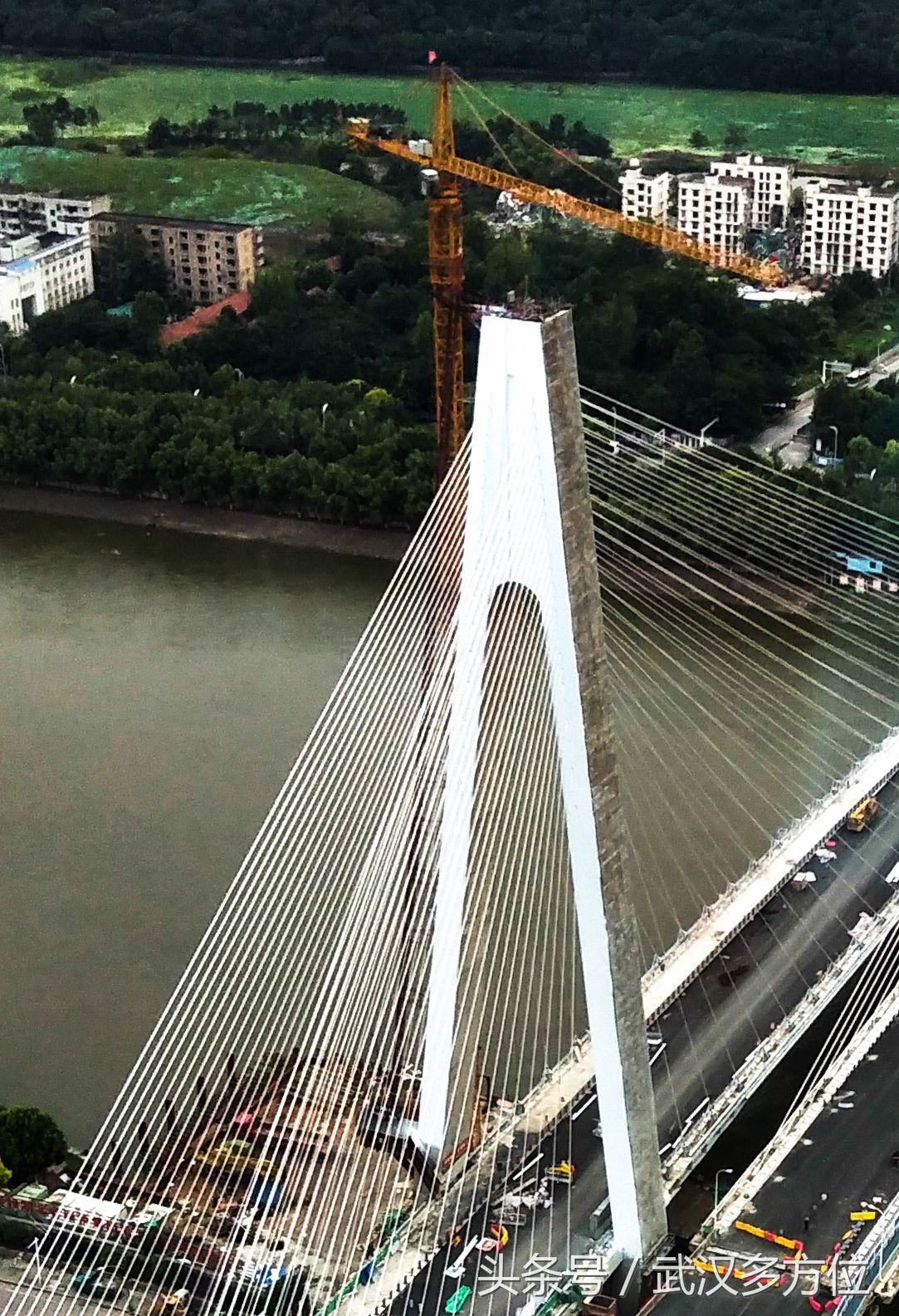 原定于8月份通车的月湖桥,引桥至今没合拢,武