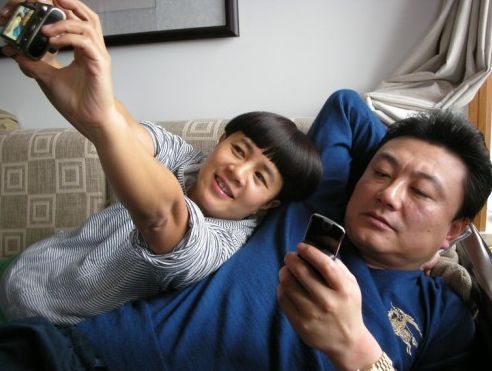 金龟子被老公宠了30年,今52岁像25岁,19岁女儿貌美如花