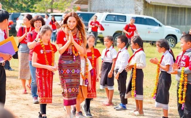 香港第二首富儿媳徐子淇,带3子去柬埔寨探贫童