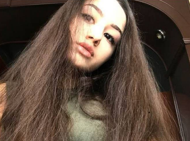 在哈查图里死亡当天，他曾用刀子威胁三姐妹，其中一名姑娘却抓住刀刺向了父亲，其余两人立即参加其中。哈查图里企图逃跑，不过最后在扶梯边死亡。