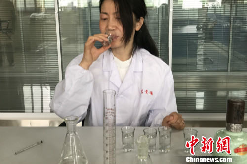 不恋红妆、偏爱酒香 揭秘女品酒师的 不恋红妆、偏爱酒香 揭秘女品酒师的