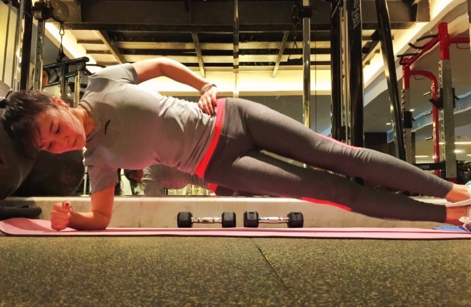 冉莹颖素颜健身香汗淋漓 晒身材凹凸有致