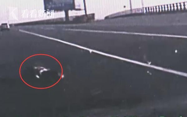 为了捡高速路上的一个盒子 司机被撞飞14米当场身亡