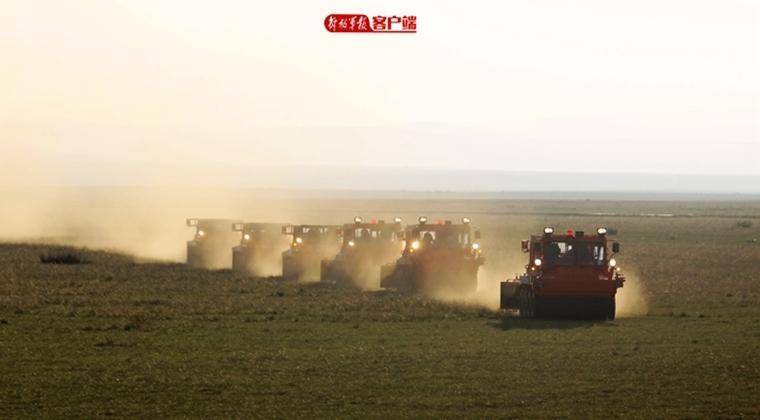 新型灭火战车在草原巡逻。