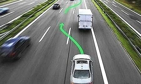 高速只有两条道,左边限速100右边限速80,不能