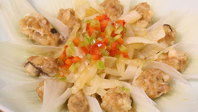 今天的养生厨房为您带来一道用白菜帮做的菜肴——花开富贵