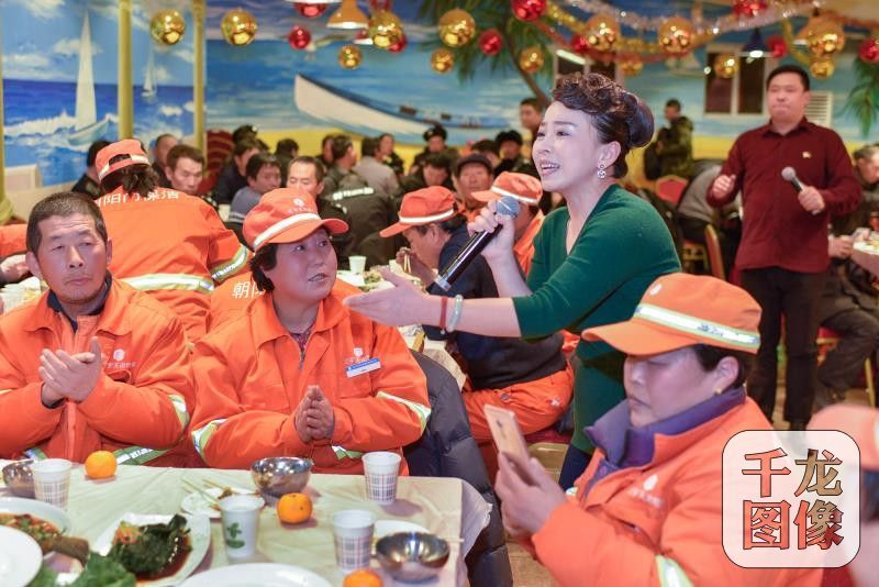 北京朝阳门街道把走基层演出搬到了菜市场