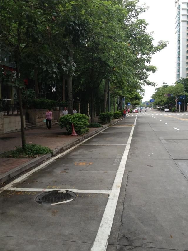 侧方位停车之前首先要判断车位是否能容纳自己所开的车型.