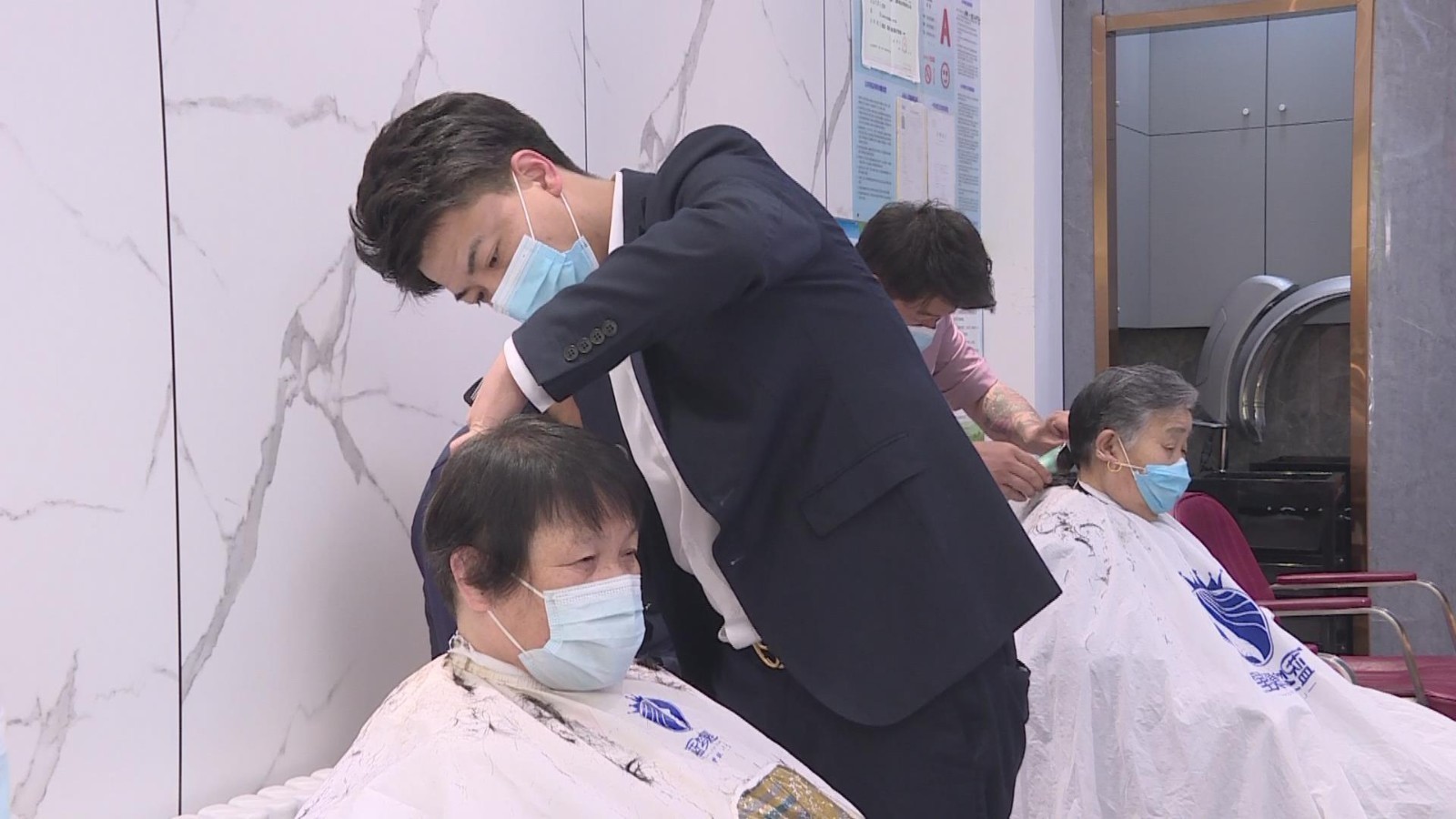 爱心从“头”开始 为社区60岁以上老人免费理发 爱心从“头”开始 为社区60岁以上老人免费理发