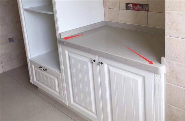 将近一万定制的橱柜,在师傅切开柜体后,就知道这很值