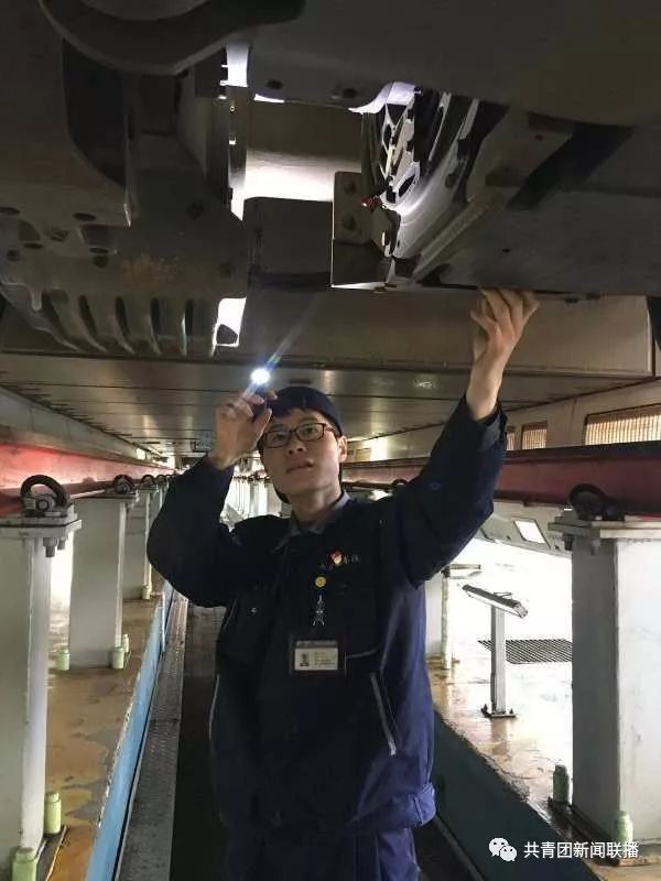 快递小哥送美食,高铁小哥送啥?