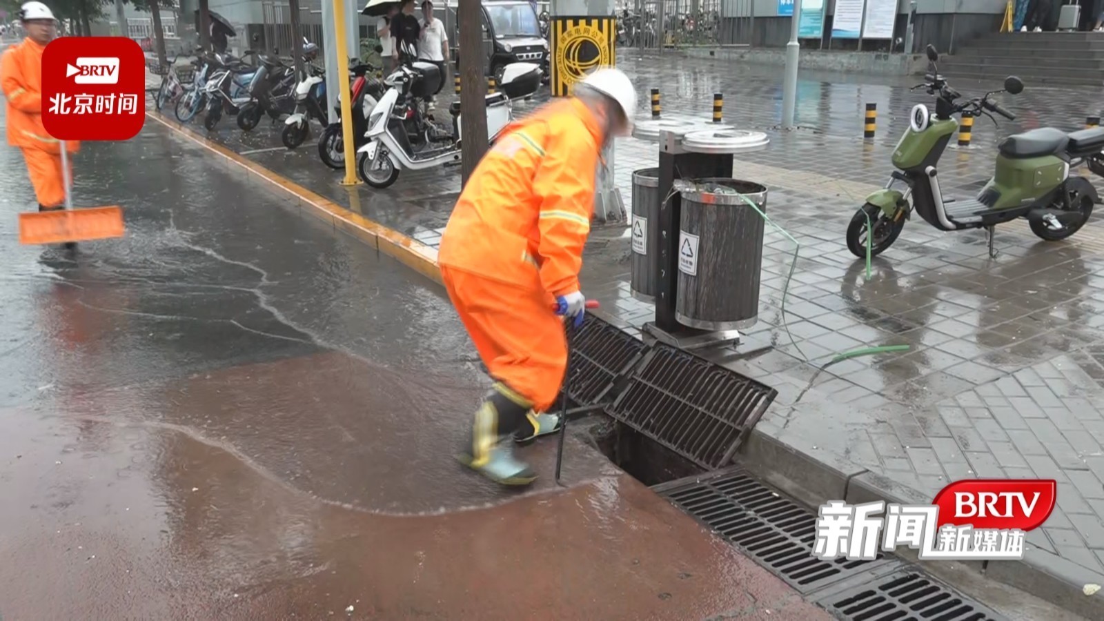 十里河桥下积水全部清理 交通已恢复