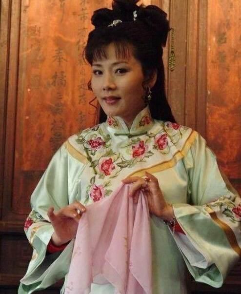 她是《红楼梦》里的妙玉,26岁嫁给大6岁初恋,如今55岁气质依旧