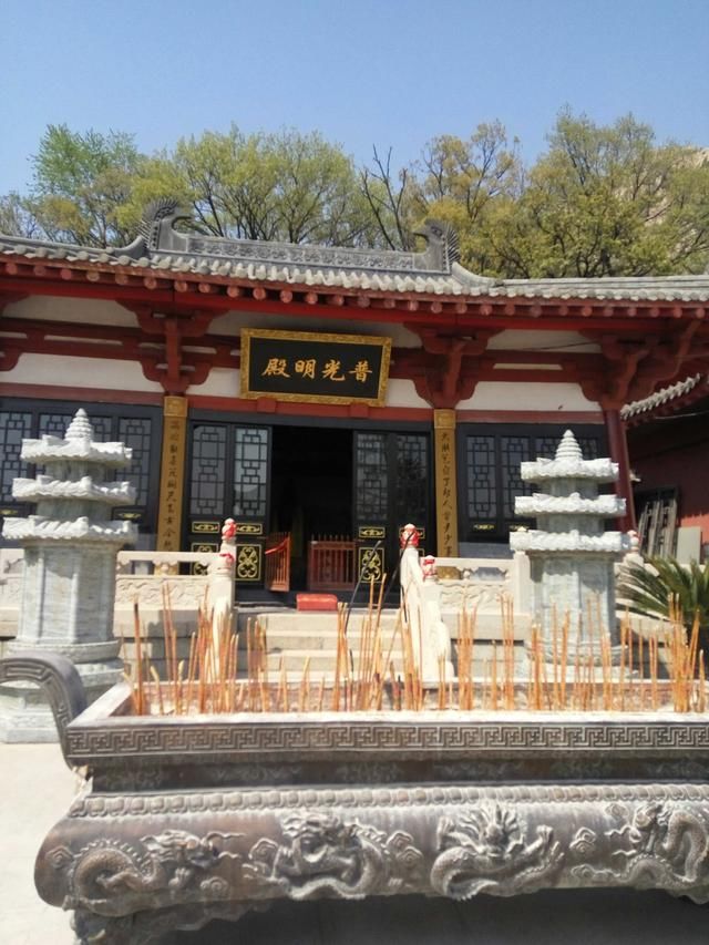 寺内外名胜很多,有大雄宝殿,弥勒殿,板倒井,点将台,养病床,舍身崖