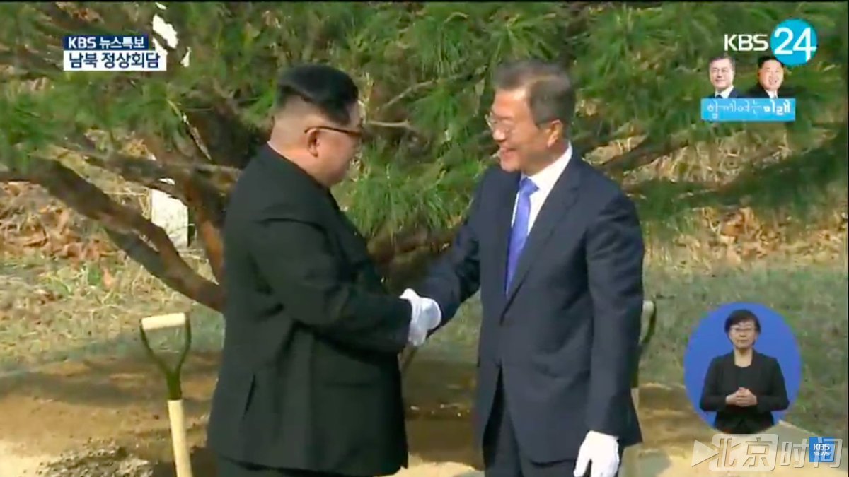 在签署协议前,朝鲜最高领导人金正恩和韩国总统文在寅在军事分界线(又称三八线)附近,共同进行了纪念植树活动,祈愿朝鲜半岛和平与繁荣。