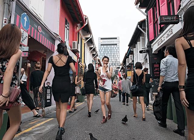 中国游客去新加坡,刚下飞机就愣住了:我这是在