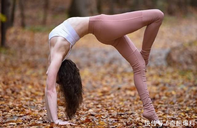 瑜伽美女户外展示高难度动作 练习塑形瑜伽助