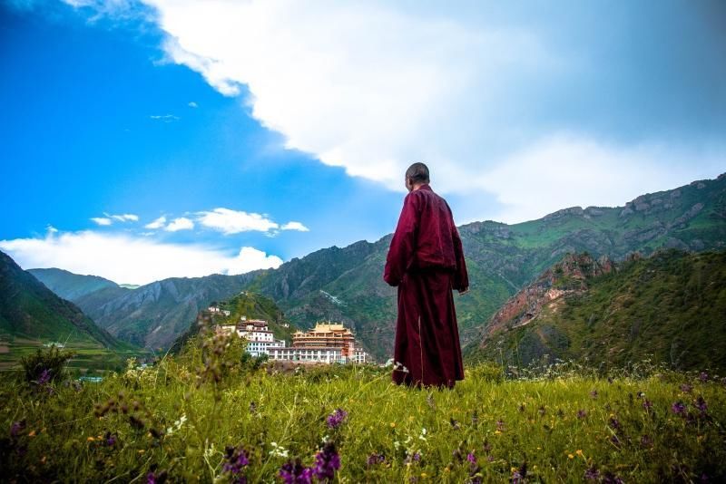 僧人闭关修行9年,吃喝拉撒足不出户,但这里美