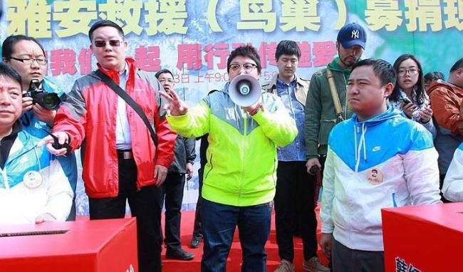 韩厚厚在生身父母的双双托举下,幸免于难.