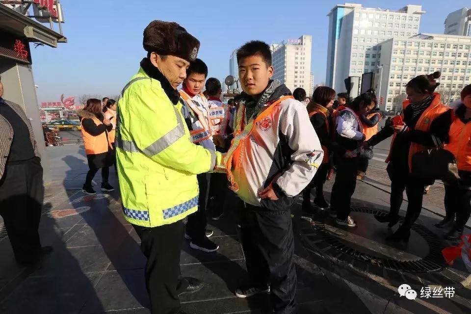 绿丝带小志愿者体验实践交警的辛苦工作活动掠