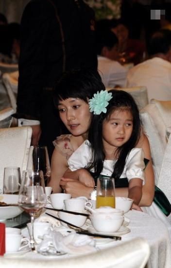 文章女儿身姿曼妙气质佳获舞蹈比赛第一,网友:总算没继承文章戾气