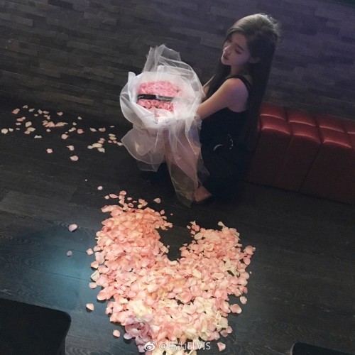 组图:网红潘雨润过生日 男闺蜜大方送祝福