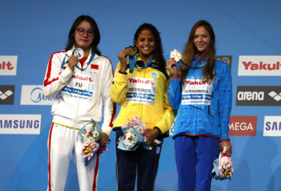 女子50米仰泳傅园慧0.01秒劣势摘银 哭成泪人 女子50米仰泳傅园慧0.01秒劣势摘银 哭成泪人