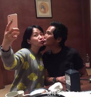 58岁齐秦近照,小24岁妻子相貌不输王祖贤,但只