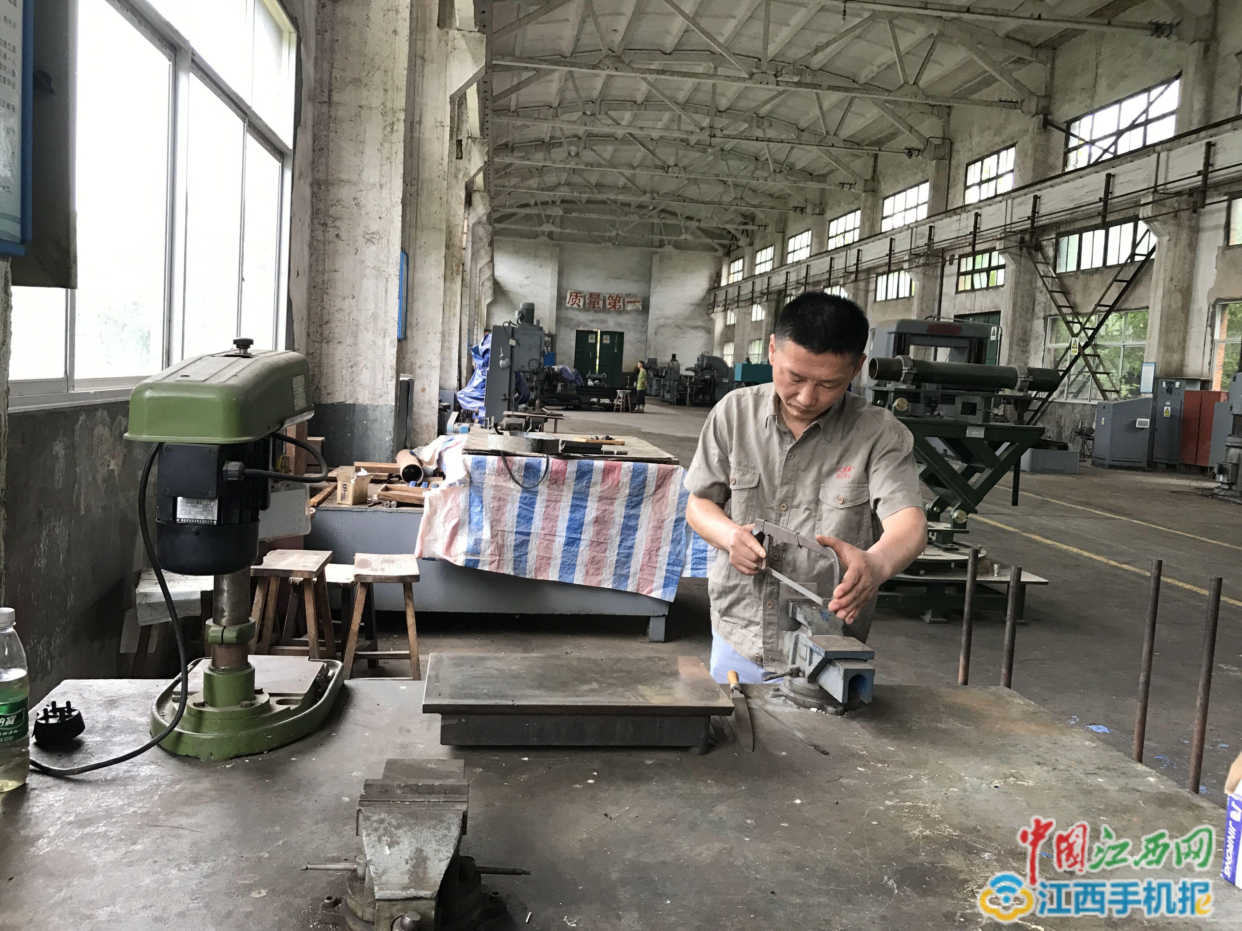 【中国梦·大国工匠篇】鸡蛋上钻孔显真功 潜心坚守一线练就绝活儿 【中国梦·大国工匠篇】鸡蛋上钻孔显真功 潜心坚守一线练就绝活儿