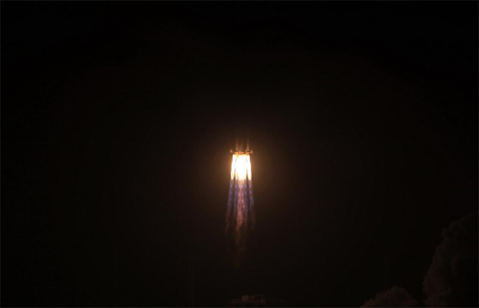 （黑暗的夜空中只留下火箭尾翼明亮的火焰。郭凯 摄）