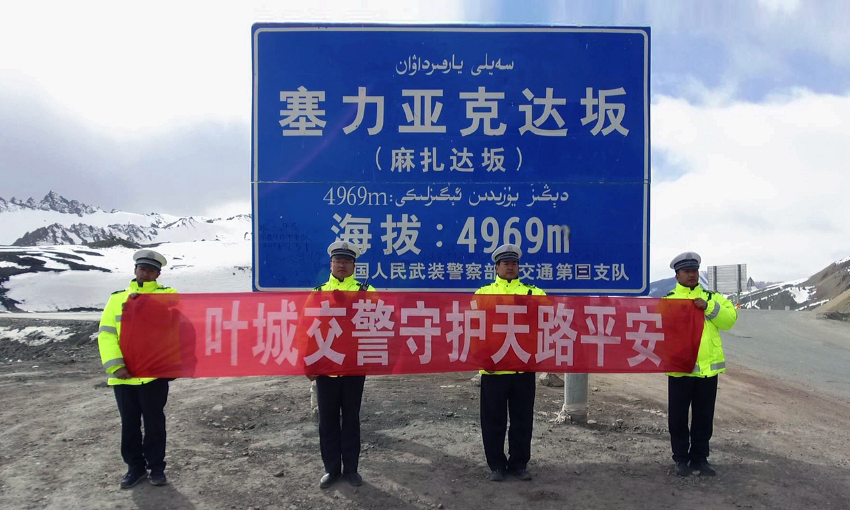 翻越新藏公路5000米达坂 叶城交警守护“天路”