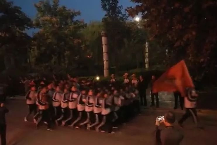 五点五十五分开始跑操。