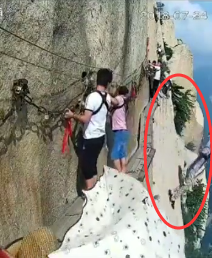 华山栈道一男子解开安全绳坠下悬崖 景区:正在搜寻