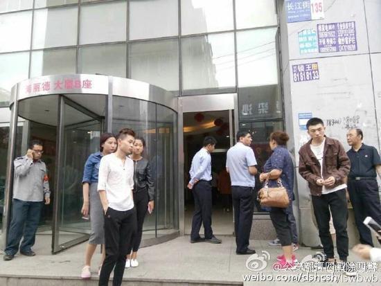 沈阳一大厦电梯故障 营救中2人不幸从夹缝中坠亡