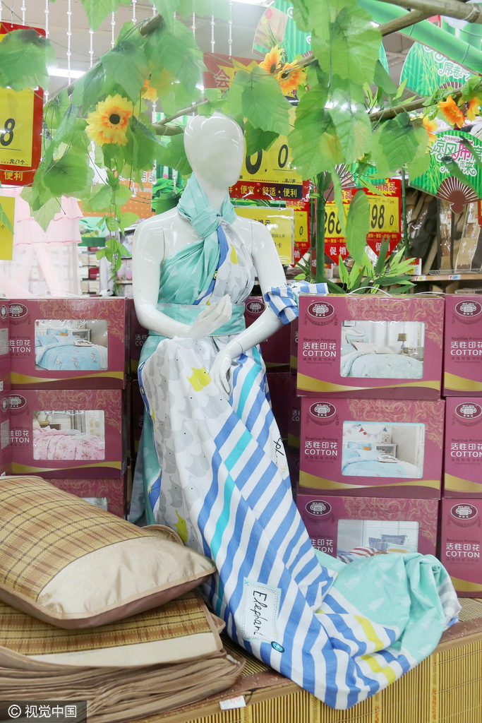 超市工作人员"脑洞大开"秀创意 海带做裙子