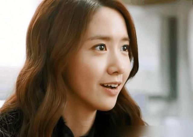 林允儿因腿缝太宽网友调侃?胯下一拳宽,肯定不