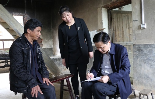 新化县国土资源局:党员干部与贫困户结对子增