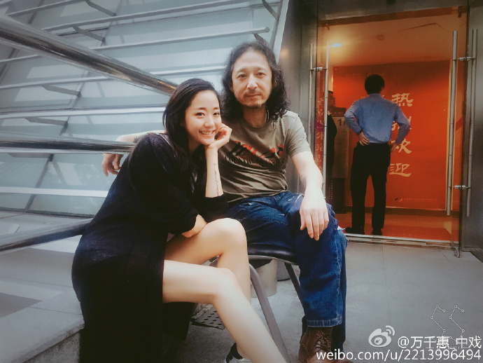 音乐人三宝小25岁娇妻曝海量私照 笑容甜身材好