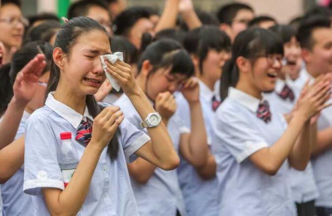 济南初三毕业生与任课老师泪洒校园 依依不舍